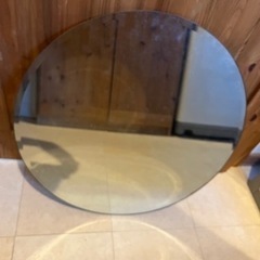 円形　壁掛けの鏡