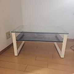 ガラスの天板のテーブル