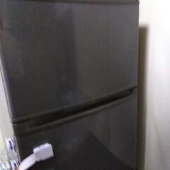 グレーの冷蔵庫です。