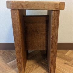 木製の椅子、サイドテーブル