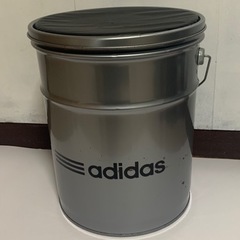 adidas ノベルティ　缶