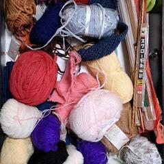 毛糸複数と編み棒