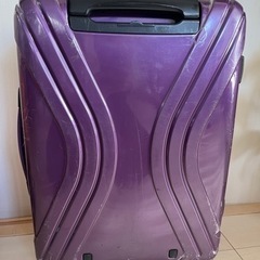 American touristerの紫のスーツケース