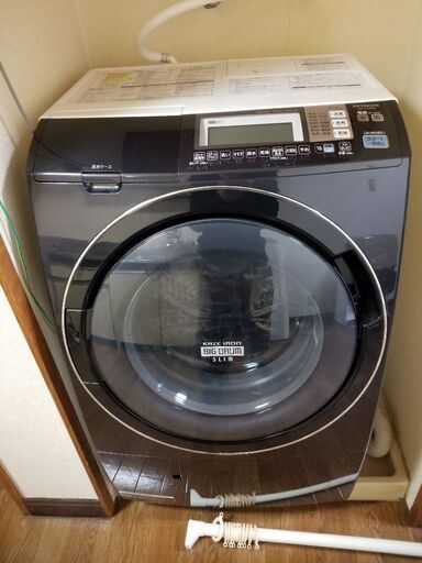 ドラム式全自動洗濯機。二階から階段で降ろして頂きたいので、二人以上でないと運べません。