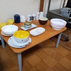 食器とテーブル。