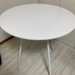 LOWERの白テーブル　