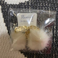 白　ファー付き　ピアス