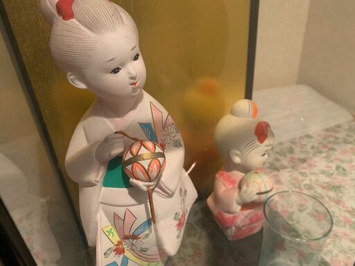 管K-36【愛知県一宮市から】【平日もお渡しできます！】 アンティーク コレクター左：【博多人形】【童物】 『恋てまり　津田勝雄作』陶器　右：【博多人形】【童物】 『少女まり　小富士作』　組み立てガラスケース付き