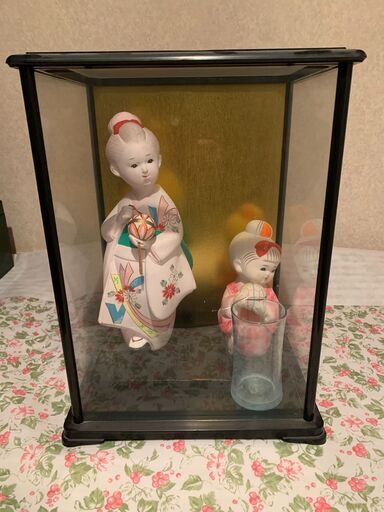 管K-36【愛知県一宮市から】【平日もお渡しできます！】 アンティーク コレクター左：【博多人形】【童物】 『恋てまり　津田勝雄作』陶器　右：【博多人形】【童物】 『少女まり　小富士作』　組み立てガラスケース付き