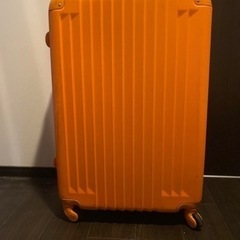 めちゃくちゃオレンジのスーツケース