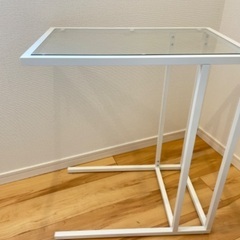 IKEA ガラスのサイドテーブル(ホワイト)
