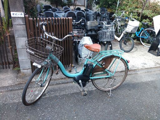 024バカ良心的な自転車屋安心の無料保証点検サービス付き土日もご試乗可能です。　  ️２６インチ、前かご１人乗り、２６インチ・後チャイルドシート、２人乗り  オプション無料。後ろチャイルドシートをかごに変更して、１人乗りに変更も可能です。  １回の充電で３０ｋｍ以上の走行が可能です。山手線半周くらいの距離を走れます。  バッテリーは、新品の９０％以上の性能を保持していてコンディションは良好です。  ️２０インチ前かご、後チャイルドシート、２人乗りなど、在庫は２０台以上あ