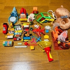 おもちゃ　（セーフティクッション、車20点、工事現場セット、飛行...