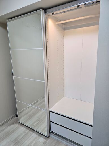 極上品・IKEA】 高級ガラス扉仕様PAX/AULI・ワードローブ LED付  