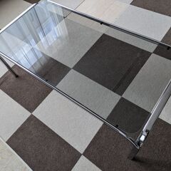 ガラステーブルです。