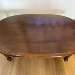 木のテーブル　