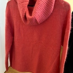 赤（ピンク系）　オフタートルのセーター