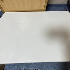 白い折りたたみテーブル