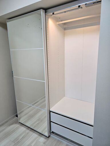 極上品・IKEA】 高級ガラス扉仕様PAX/AULI・ワードローブ LED付  