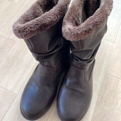 冬用の茶色のブーツ