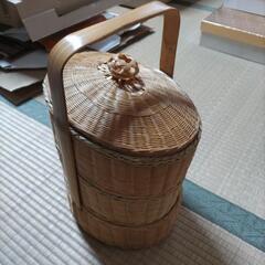 竹で編まれた３段収納ケース
