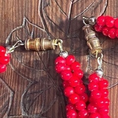 赤珊瑚と淡水真珠のツイスト3連ネックレス2本組それぞれ60センチ 赤珊瑚と淡水真珠のツイスト3連ネックレス2本組それぞれ60センチ