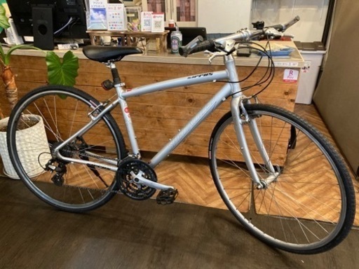 【新春SALE！SPECIALIZED sirrus 前後タイヤ・後輪チューブ新品！】アルミフレーム　3×8速　700×28cクロスバイク　シルバー