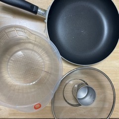 フライパン、お米研ぎ、計量カップ、ザル、まな板（食洗機対応 )