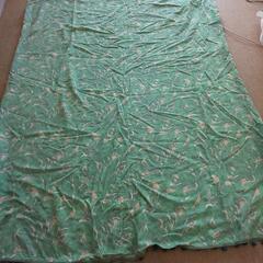 薄緑の ポンポン付き ベッドカバー