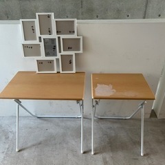ニトリのテーブル　IKEAの写真掛け