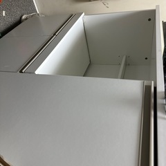 白色の食器棚