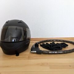 バイクのヘルメット、ロック（鍵）、手袋