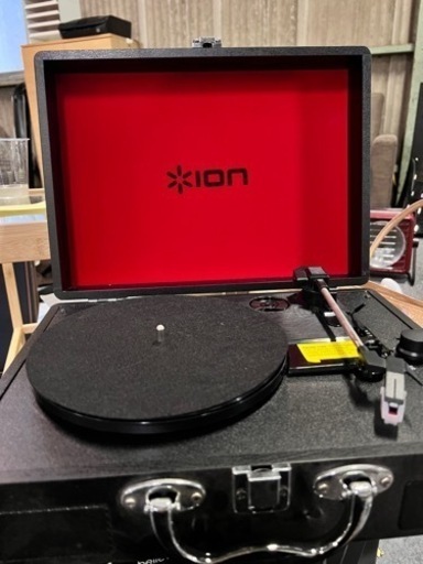 ION Vinyl Motion ポータブルスーツケース型レコードプレーヤー