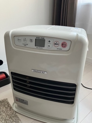 石油ファンヒーターと灯油ポリタンクとポンプ