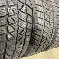希少!ハイエース用スパイクタイヤセット