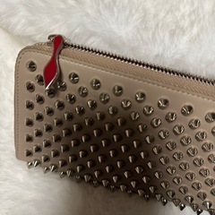 Christian Louboutin 長財布 ラウンドファスナー ベージュ シルバースタッズ 超美品 
