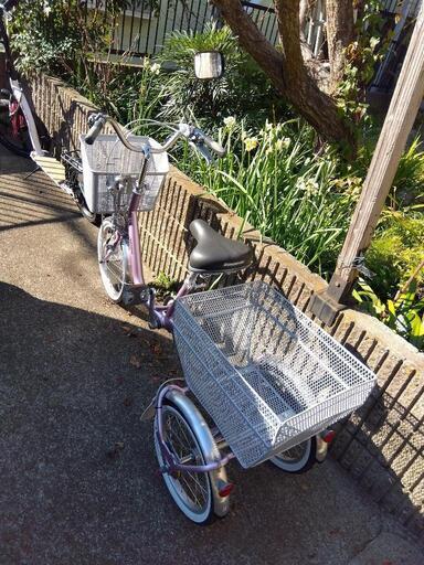 新品と、ほぼ新品の三輪車