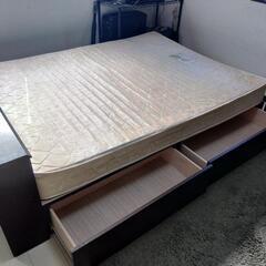 ベッド　クイーンサイズ　153×215cm