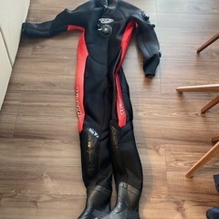 ウェットスーツ2点ドライスーツ2点