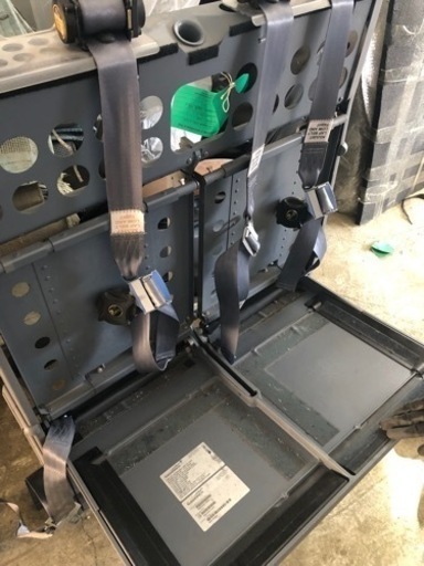 飛行機　乗務員用シート