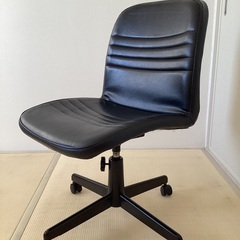 仕事/学習机用　黒い椅子