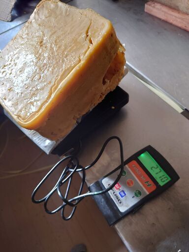 ラス１　蜜蝋２㌔　イベント　日本ミツバチの誘引剤作成にどうぞ　送料無料　代引きのみ