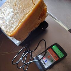 ラス１　蜜蝋２㌔　イベント　日本ミツバチの誘引剤作成にどうぞ　送料無料　代引きのみ　　