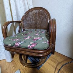 籐製の椅子で5年ほど前に1万3千円程で購入しました。とても気に入...