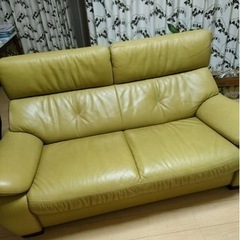 カリモク　3人掛け革製ソファ