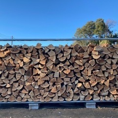 格安・大量の薪‼🪵けやきメインの広葉樹薪を写真の薪棚1列分