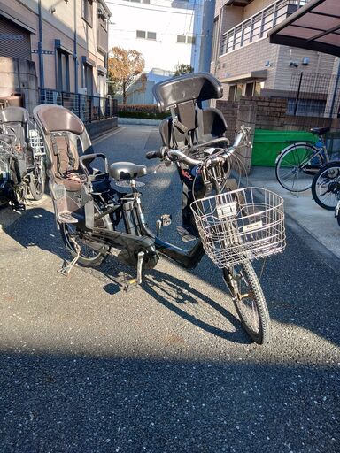 036バカ良心的な電動自転車屋です。ブリヂストン、ヤマハ共同生産モデル。  土日もお子様と土足のまま、いろいろなタイプのご試乗が可能です。  ️２０インチ、チャイルドシート、３人乗り、２人乗り、１人乗り、電動アシスト自転車  安心の無料保証；点検サービス付きバカ良心的な中古電動自転車屋です。  　電動自転車・リサイクル専門店　　ご試乗をしてから、ご購入できます。  バッテリーは、新品の９０％以上の性能を保持してコンディション良好です。  １回の充電で３０ｋｍ程度