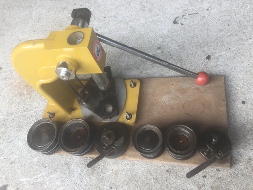 ダイキ製缶バッジ製作機