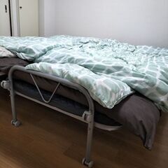 折り畳みできるシングルベッド