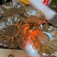 花型のガラスのお皿。大と小。4皿あげます